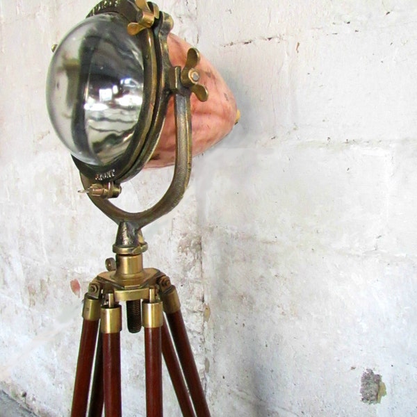 années 1920 cuivre hippocampe et projecteur laiton transformés en une lampe trépied