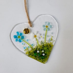 Hanging Fused Glass Heart Daisy Flowers And Bee Valentine's Day Mother's Day Gift Present Flower Heart Handmade Birthday