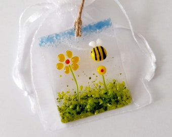 Fused Glass Yellow Daisy And Bee Small Hanging Ornament Gift  Mother's Day Present Birthday Sun Catcher Glass Token Love Token