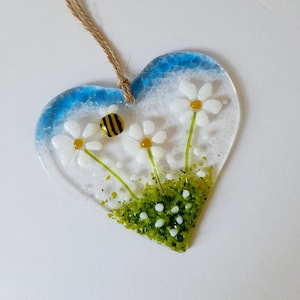 Hanging Fused Glass Heart With White Daisies And Bee Valentines Day Mothers Day Gift Present Flower Heart Handmade Birthday