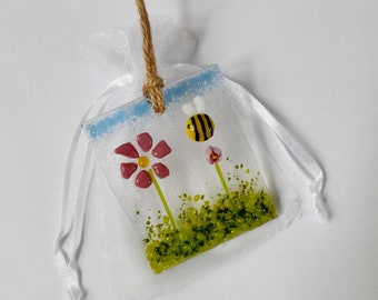 Fused Glass Pink Daisy And Bee Small Hanging Ornament Gift  Mother's Day Present Birthday Sun Catcher Glass Token Love Token