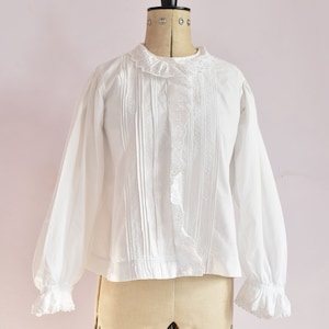 Antieke Victoriaanse Edwardiaanse gebloemde witte katoenen hemdblouse met ruches en kraag en geplooide knopen - Antieke Edwardiaanse kanten blouse