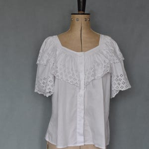 Vintage 1980s Perry Landhaus white cotton eyelet frilly ruffle shirt blouse top - Austrian German Dirndl lederhosen prairie peasant