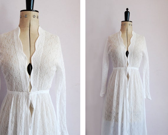 Vintage 1930s 40s white scalloped lace robe dressi