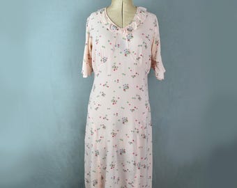 Sukienka vintage z różowego, kwiatowego materiału z krepy z lat 30. - sukienka z krepy wiskozowej z lat 30. - sukienka w kwiaty z lat 30. - suknia z lat 30. - sukienka w stylu art deco z lat 30. - sukienka z cięcia ukośnego z lat 30.
