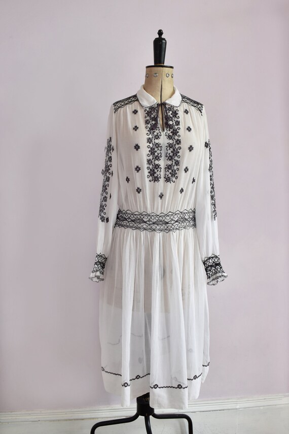 Vintage 1920s 30s Hungarian black & white embroid… - image 1