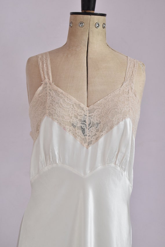 Vintage 1930s 40s Fischer white lace and rayon ni… - image 4