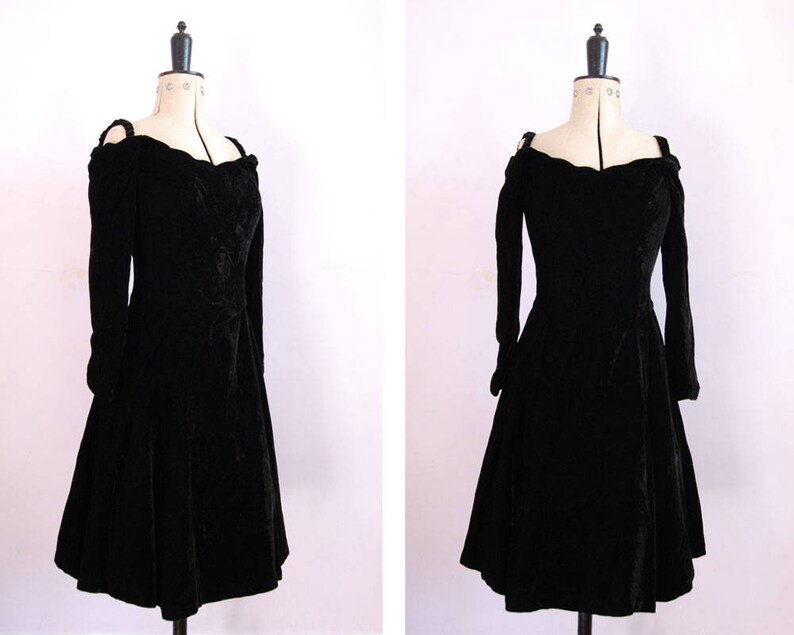 Vintage 1980s off the shoulder black velvet dress -  80s dress - Black velvet dress, 80s Cocktail Dress - 80s party dress - LBD - Prom dress 