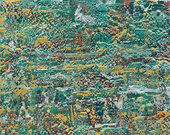 Puede incluir: Una pintura abstracta con una superficie muy texturizada con capas de pintura en azul verdoso profundo, verde bosque y azul oscuro. La composición está acentuada con rayas horizontales de oro metálico, amarillo brillante y blanco, creando un efecto denso.