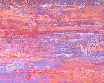 Puede incluir: Una pintura abstracta con capas horizontales de pintura texturizada en tonos violeta, lavanda, magenta, coral y melocotón. La superficie muestra pinceladas visibles y técnicas de empaste, creando una apariencia estratificada y multidimensional.