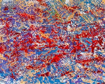 Puede incluir: Una pintura abstracta que presenta una composición densa y en capas de pintura roja vibrante, azul profundo, morado y dorado. La superficie muestra pinceladas gruesas y texturizadas y salpicaduras que crean un patrón visual complejo.