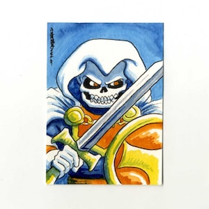 Könnte beinhalten: Eine Aquarell-Illustration einer skelettartigen Figur, die eine weiße Kapuzenrobe trägt und ein Schwert und einen Schild hält. Die Figur hat einen bedrohlichen Ausdruck und ist in einer dynamischen Pose dargestellt.