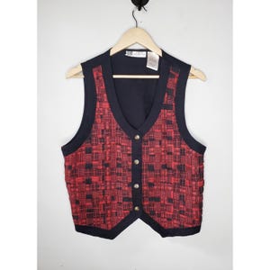 Puede incluir: Un chaleco estampado en negro y rojo con cuello en V y cierre de botones.