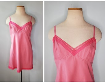 Vintage roze zijden kanten retro korte lingeriejurk met volledige slip, klein