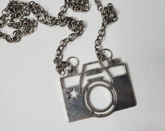 Colgante de declaración de cámara de plata vintage en collar de cadena larga