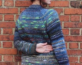Pull en laine mélangée à rayures bleues, vertes, grises, brunes et vertes fluo fait main