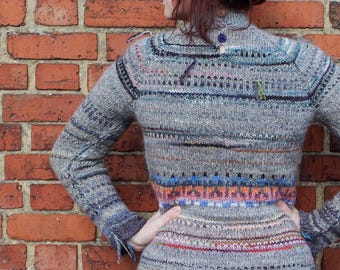 Pull en laine mélangé gris à rayures fait main, à motif orange clair et à col boutonné