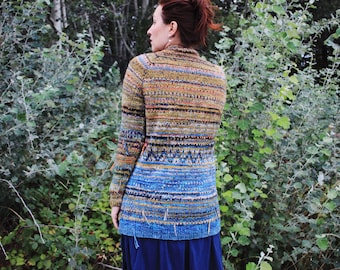 Handgemachte gestreifte Strickjacke für Damen aus Mischwolle in Senfgelb, Blau und Grau