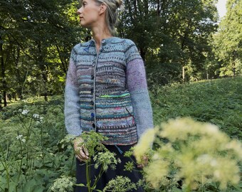 Gilet bleu clair rayé tricoté à la main en laine naturelle mélangée avec boutons