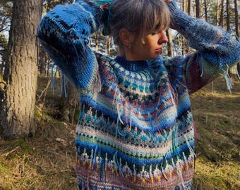 Handgestrickter unisex Pullover aus Merinowolle im isländischen Stil in tiefblauen, hellgrauen und braunen Farbtönen