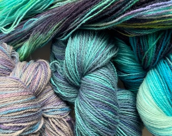 Leuchtend blaues und grünes Strickset Aurora, 515 g neuseeländische Schafwolle zum Stricken