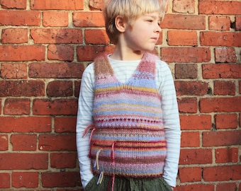 Handgemachte gestrickte blass rosa, hellblau und dunkelrot gestreifte Polyester Weste für Kinder