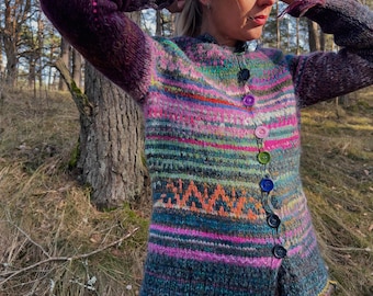 Handgestrickte helllila und grün gestreifte Strickjacke aus Wollgemisch mit isländischem Muster