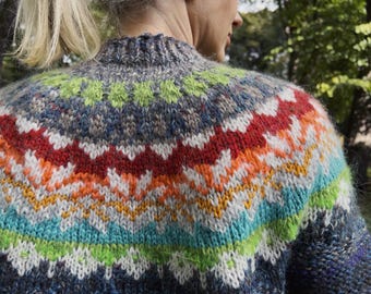 Handgestrickter isländischer Stil Fair Isle Pullover aus Mischwolle mit einem hellen und bunten lettischen Muster