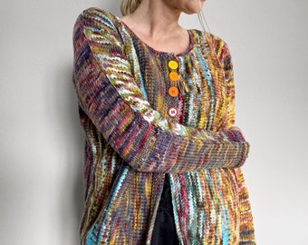 Handgestrickte gebatikte weiche Strickjacke aus Merinowolle, die auf zwei Arten getragen werden kann
