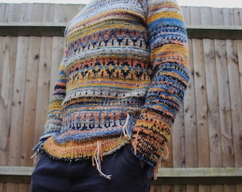 Handgestrickte Nordische Pullover im isländischen Stil in grau und senfgelb