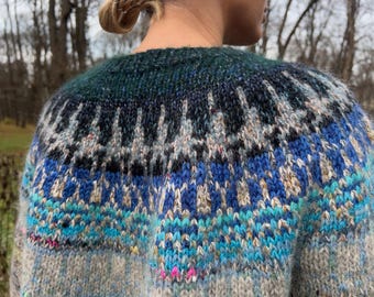 Handgestrickter Mischwolle isländischer Stil übergroßer Fair Isle Pullover mit blau und grünem kontrastierendem isländischen Muster