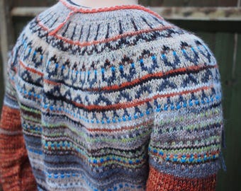 Handgestrickter Fair Isle Pullover im isländischen Stil mit grauem Muster und braunen Ärmeln