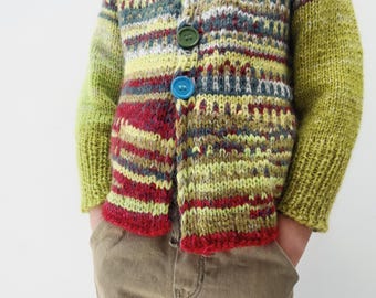 Handgestrickte Kinder limettengrüne, weiße und rote Strickjacke aus weicher Wolle mit bunten Knöpfen