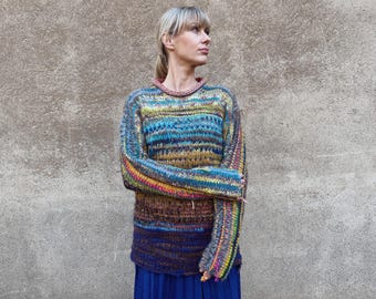 Handgemachte gestrickte hell und bunt gestreifte Wolle Pullover
