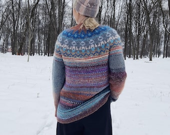 Handgestrickter isländischer Stil Fair Isle Winterpullover in hellblau, lila und terracotta gestreift