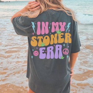 Chemise de mauvaises herbes mignonne pour les femmes couleurs de confort dans mon ère Stoner esthétique T Stoner chemise pour les femmes mots sur le dos tendance Y2K grande taille Pepper