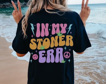 Bonita camiseta de marihuana para mujer, colores cómodos en mi Era Stoner, camiseta estética Stoner para mujer, palabras en la espalda, moda Y2K de talla grande