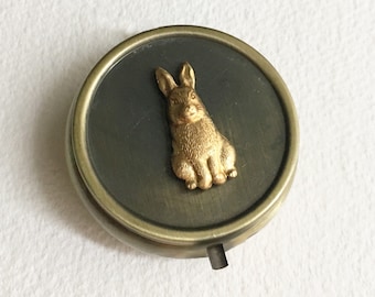 Rabbit Pill Box Gold Bronze - estuche de píldoras vintage, lindo pastillero de conejito para bolso, regalo de Alicia en el País de las Maravillas, cannabis porta pastillas de estaño de alijo de hierba