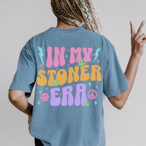 Chemise de mauvaises herbes mignonne pour les femmes couleurs de confort dans mon ère Stoner esthétique T Stoner chemise pour les femmes mots sur le dos tendance Y2K grande taille Blue Jean