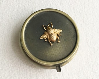 Bee Pillbox Small - estuche de píldoras de abejorro dorado, soporte de píldora vintage, lata de alijo steampunk, accesorio de marihuana dabs, marihuana regalo de cannabis para mujeres