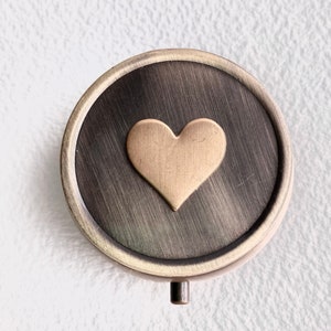 Boîte à pilules coeur Bronze doré amour Saint-Valentin cadeau femme Steampunk étui à pilules de style vintage jolie boîte à pilules pour sac à main porte-pilules en étain de cachette de mauvaises herbes