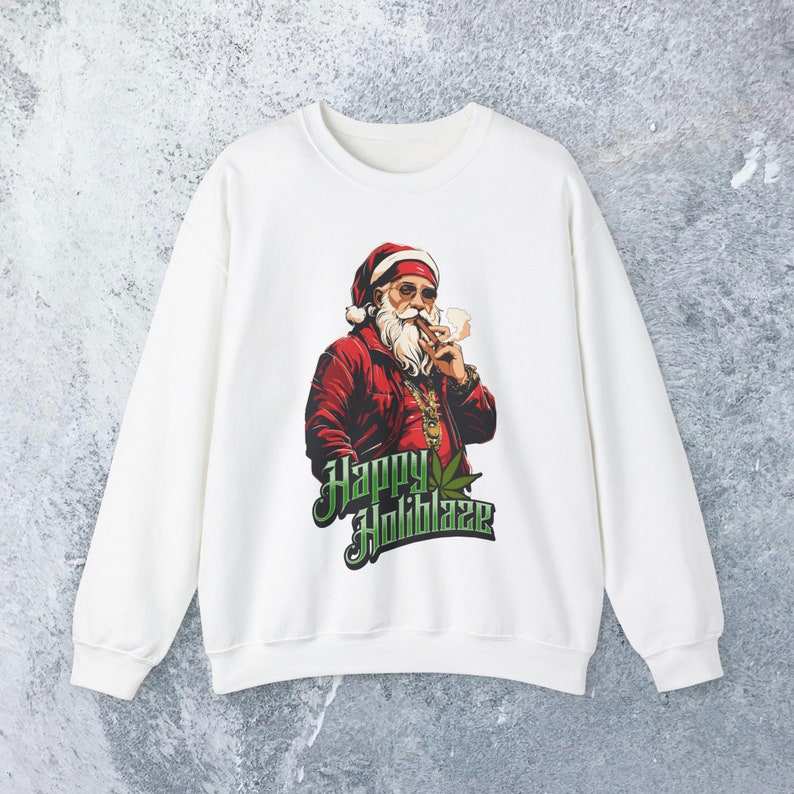 Stoner Sudadera navideña Happy Holiblaze Gansta Santa con Blunt Cannabis Holiday Sweater Funny Weed Sudadera con capucha 420 Stoner Regalo Hip Hop Bling White