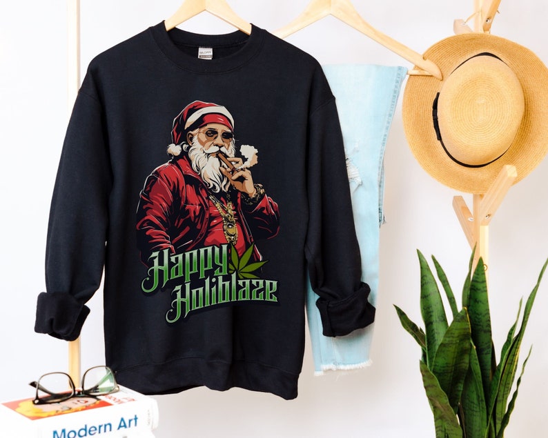 Stoner Sudadera navideña Happy Holiblaze Gansta Santa con Blunt Cannabis Holiday Sweater Funny Weed Sudadera con capucha 420 Stoner Regalo Hip Hop Bling Black