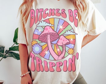 Funny Mushroom Shirt Bitches be Trippin Ropa estética Hippie Comfort Colors Shirt Retro Shrooms LSD Stoner Regalo para ella Tallas grandes