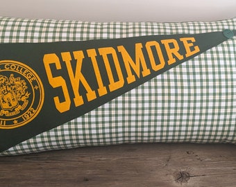 pennant pillow. Skidmore College vintage pennant. school pennant. school spirit. graduation. student. alumni.