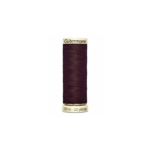 Può includere: Un'bobina di filo Gutermann marrone scuro con un'etichetta che recita "Gutermann" e "100 m - 110 yds/vgs".