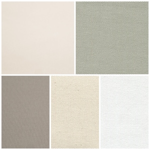 Puede incluir: Un collage de cinco muestras de tela con diferentes texturas y colores. La colección incluye un blanco roto liso, un verde salvia texturizado, un color topo sólido, una lona beige natural de tejido grueso y un material textil blanco brillante.