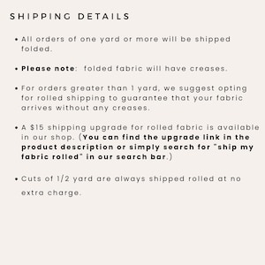 K&ouml;nnte beinhalten: Versandinformationen f&uuml;r Stoffbestellungen. Bestellungen ab einem Yard werden gefaltet versandt. F&uuml;r Bestellungen &uuml;ber einen Yard wird empfohlen, den Stoff gerollt zu versenden, um Falten zu vermeiden. Ein Versand-Upgrade f&uuml;r 15 $ ist f&uuml;r gerollten Stoff verf&uuml;gbar. Schnitte von 1/2 Yard werden immer gerollt und ohne zus&auml;tzliche Kosten versandt.
