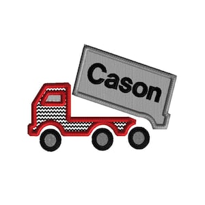 Könnte beinhalten: Ein rot-schwarzer Muldenkipper mit dem Namen "Cason" in schwarzen Buchstaben auf der grauen Mulde. Der LKW hat schwarze Räder und ein Zickzackmuster auf der Kabine.