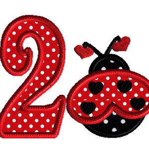 Peut inclure: Le chiffre deux rouge et blanc &agrave; pois avec une coccinelle rouge et noire &agrave; pois blancs et c&oelig;urs noirs.
